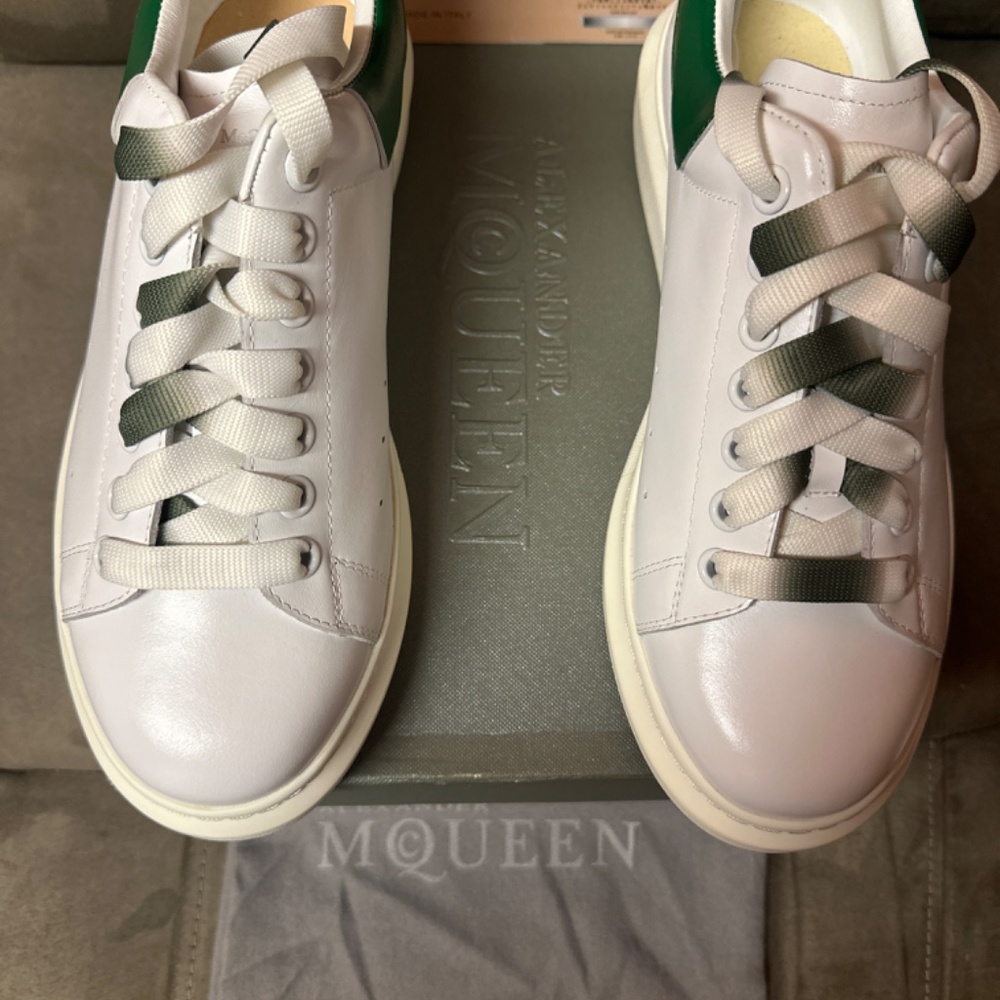 Alaxander McQueen - Picture 4 of 5